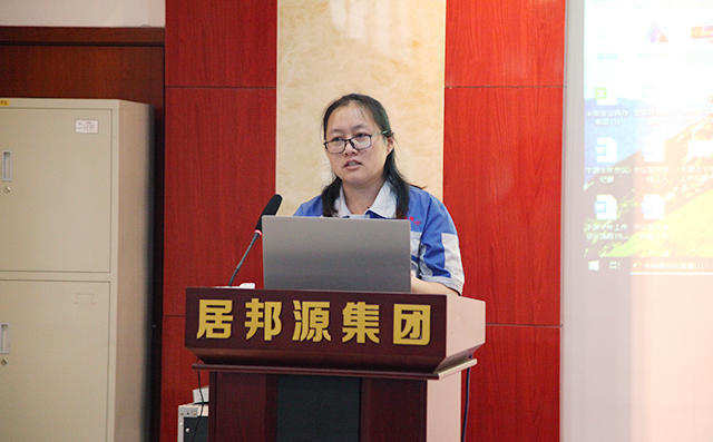 貨運(yùn)內(nèi)勤代表孟德林對(duì)公司工作體系以及貨運(yùn)部門(mén)的工作進(jìn)行匯報(bào)。