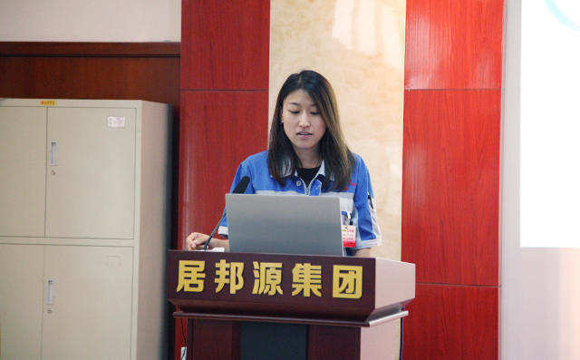 營(yíng)銷(xiāo)部總監(jiān)盧玉麗對(duì)公司上半年工作進(jìn)行總結(jié)分析經(jīng)驗(yàn)教訓(xùn)、對(duì)下半年落實(shí)發(fā)展戰(zhàn)略的具體目標(biāo)進(jìn)行匯總。