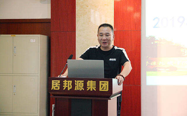 業(yè)務(wù)經(jīng)理代表李志江分享了自身多年的銷(xiāo)售經(jīng)驗(yàn)以及對(duì)公司未來(lái)的展望。