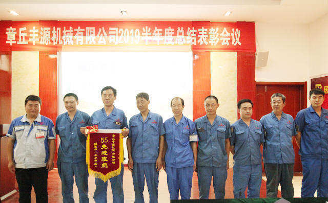 公司對(duì)做出突出貢獻(xiàn)的人員頒獎(jiǎng)，為獲得5S先進(jìn)班組員工頒發(fā)錦旗及獎(jiǎng)勵(lì)紅包200元。