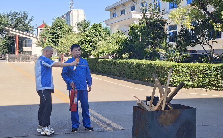 首先消防安全員對(duì)消防器材如何使用進(jìn)行細(xì)致講解，并現(xiàn)場(chǎng)演示。