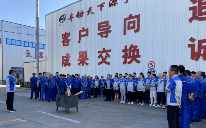 6月30日上午，章丘豐源機(jī)械有限公司組織開(kāi)展了一次全面的衛(wèi)生大掃除綠化活動(dòng)。