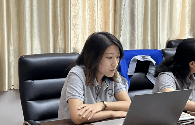風(fēng)雨同舟2023年已經(jīng)走過了春夏，回望過去我們在挫折中不斷成長，在磨練中不斷進(jìn)步。國慶的假期仿佛還未走完，多數(shù)人還沉浸在休閑的時光，豐源已經(jīng)開始了新的征程。2023年10月6日，章丘豐源機械組織優(yōu)秀業(yè)務(wù)代表開展十一銷售座談會。本次會議與以往不同，更多的是分享，是學(xué)習(xí)。 會議紀(jì)律宣導(dǎo)完畢之后，由營銷部長盧玉麗做豐源營銷部報告，對2023年前三季度的銷售狀況進(jìn)行總結(jié)分析。 作為豐源銷售員，我們的與眾不同之處除擁有專業(yè)的業(yè)務(wù)技能外，還需德才兼?zhèn)?。豐源優(yōu)秀業(yè)務(wù)代表與大家分享了自己1-9月份的業(yè)務(wù)開發(fā)心得，并對四季度工作開展進(jìn)行規(guī)劃。 大家一起對行業(yè)案例進(jìn)行分析，討論行業(yè)開發(fā)的策略，旨在深入了解客戶需求后，給不同行業(yè)客戶提供專業(yè)解決方案，與客戶一起成長。 孫寧波總經(jīng)理為簽單、回款銷售冠軍進(jìn)行頒獎 營銷部長盧玉麗公布10-12月份激勵政策 孫寧波總經(jīng)理最后講到，活到老學(xué)到老，學(xué)到老干到老。學(xué)習(xí)的時間總是短暫，但我們不曾缺少機會。鼓勵大家用知識的力量武裝自己，轉(zhuǎn)變思想觀念，輕裝上陣，努力完成全年公司目標(biāo)。